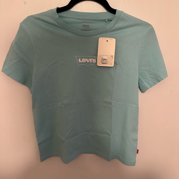 Surf blue Levi’s t-shirt with small Levi’s logo in middle - Picture 1 of 3
